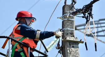 Apprenticeship vs. Trade School: Which Path is Best for Aspiring Electricians